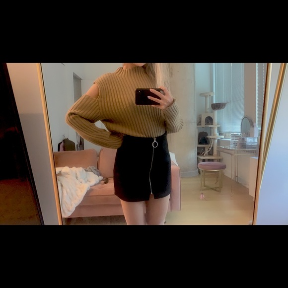 Camel Sweater with cutout shoulders [STYLENANDA] - Picture 2 of 5